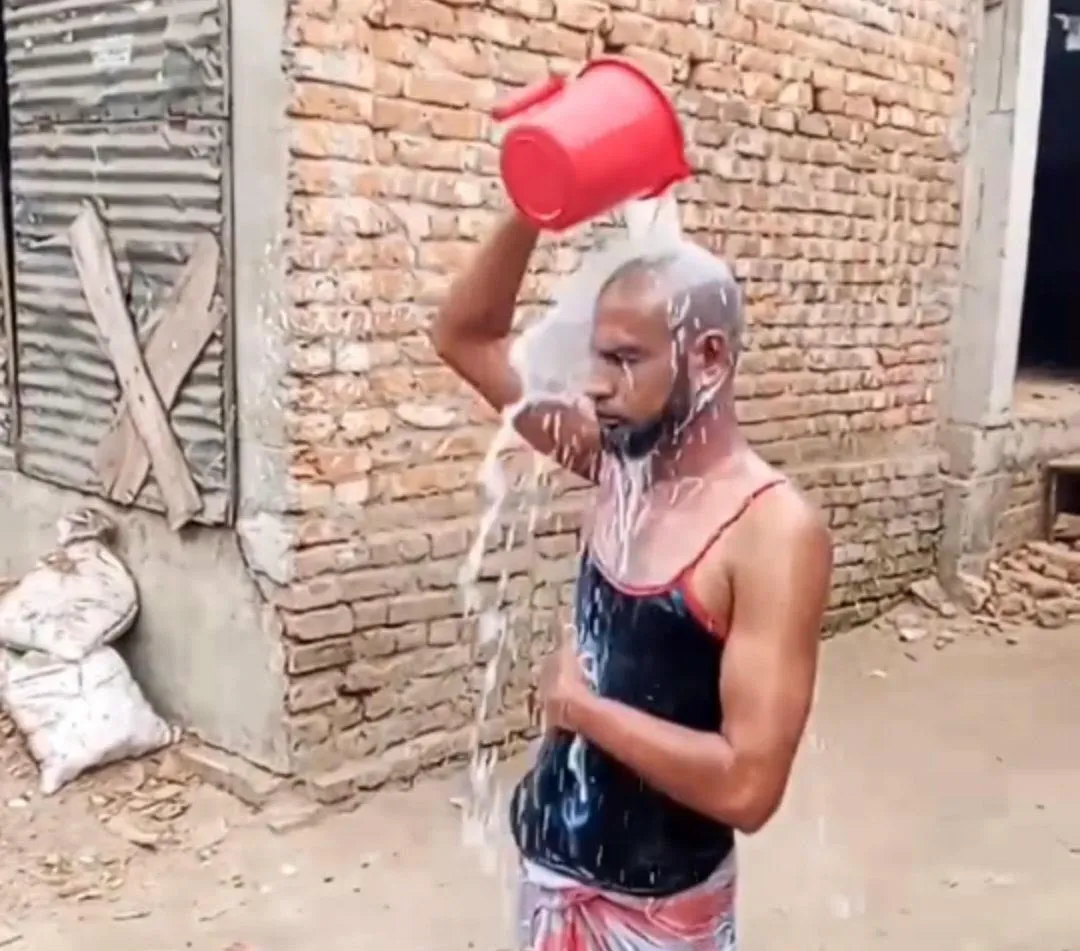 অনলাইন জুয়ায় সর্বস্বান্ত হয়ে ৪০ কেজি দুধে গোসল করে তওবা যুবকের